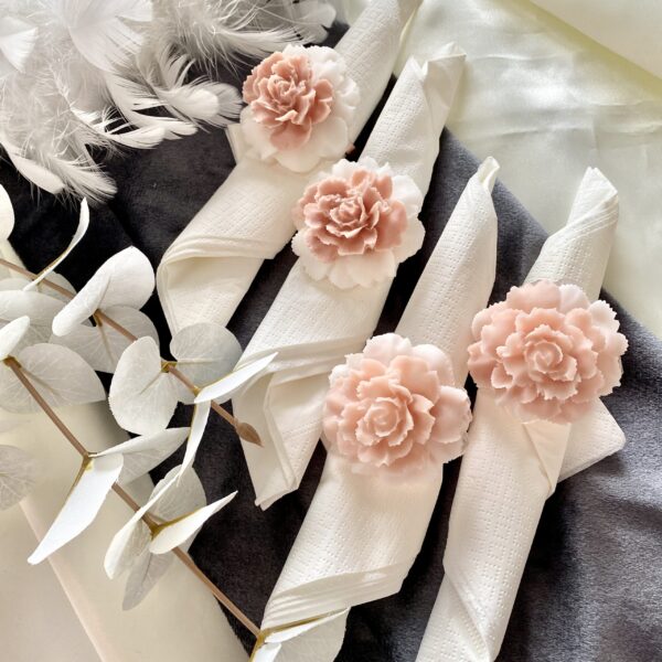 5 Roségoldene Serviettenringe mit Resin Rosenblüte in zartem Rosa und Weiß. Auch als Tuchring oder Schalhalter verwendbar.