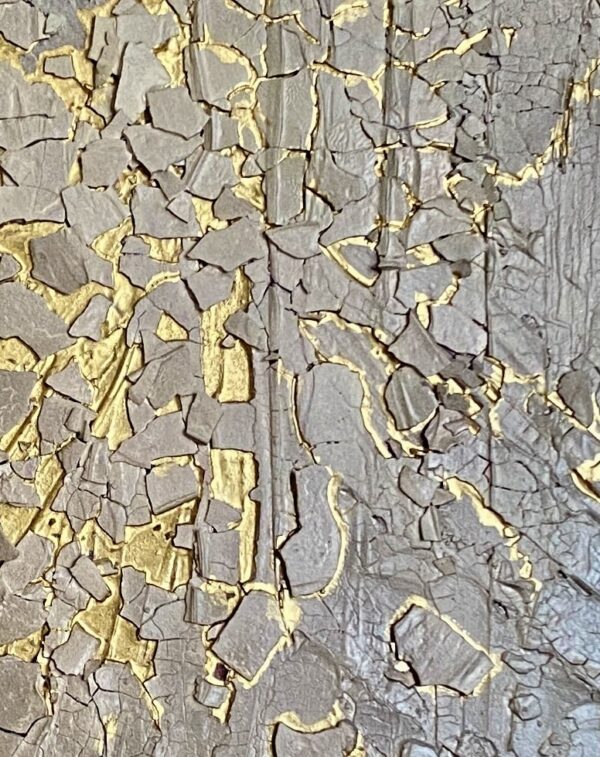Keilrahmenbild "Fragments" mit 3-D Riss-Strukturen in Grautönen und Gold, Größe 80x100cm. Dieses Kunstwerk ist ein Unikat von STARKE-impressionen.