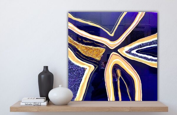 Dieses Resinkunstwerk "Purple Focus" ist aus mehreren Schichten Resin auf einem Holzmalgrund gestaltet. Das Wandbild ist 60x60cm groß (Tiefe 3,8cm) und wird aufhängefertig geliefert. Das Resinbild hat die Farben Lila, Creme und Gold. Durch die Strukturen und die eingearbeiten Dekosteinchen hat dieses luxuriöse Resinbild einen 3D-Effekt